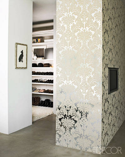 closet-sem-portas-separado-por-parede-papel-damasco