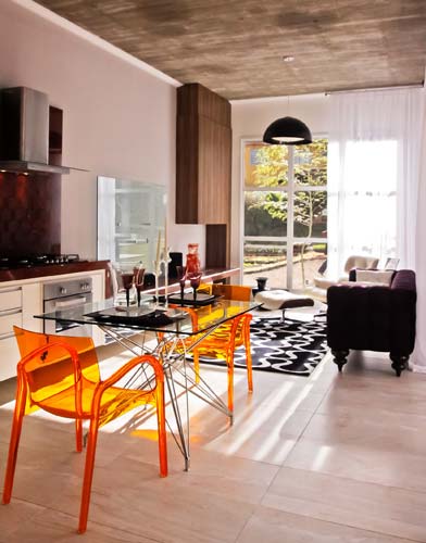 CASACOR Paraná - Box House, por Luiz Henrique Pinto Dias. O projeto é uma casa de arquitetura contemporânea, que propõe um diferente estilo de morar. É composta por três blocos, distintos, intercomunicados por uma passarela em vidro e um grande deck. Todo o mobiliário é feito com chapas de madeira (Berneck) compostas por madeira de reflorestamento. Cerâmicas da Ceusa reproduzem madeira e mármore. O projeto foi executado para aproveitar ao máximo a luz natural, a partir da utilização de grandes envidraçados.