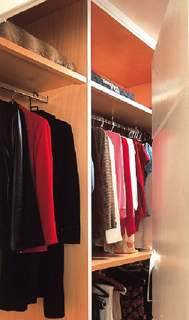 Do lado do quarto, acabamento de folha de r&aacute;dica de imbuia.