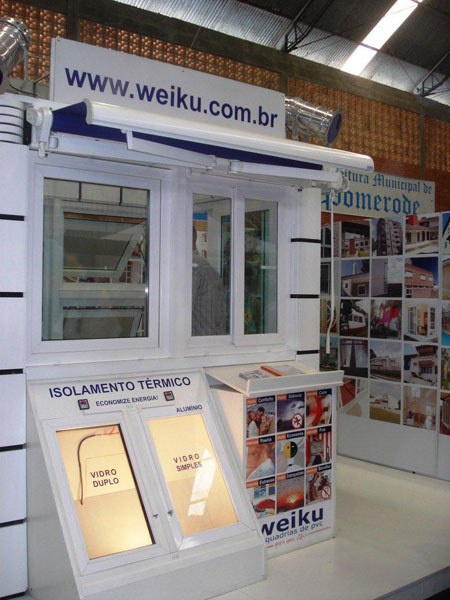 A Weiku levou à feira sua linha de esquadrias de PVC, que inclui janelas e p...