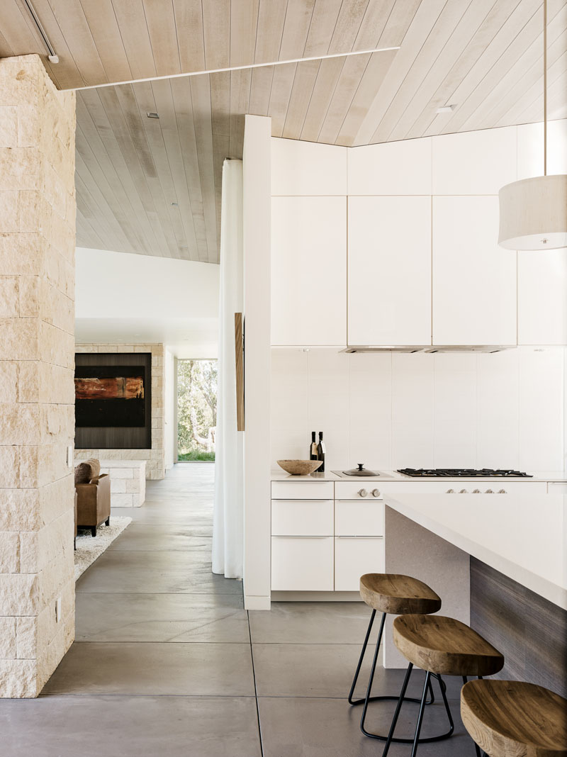 casa-californiana-cozinha-branca-piso-de-cimento