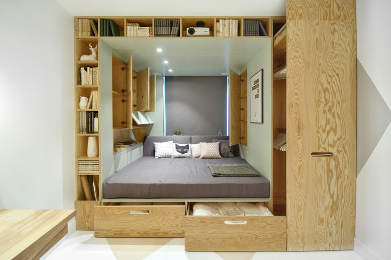 cama-nicho-cercada-por-armarios-madeira
