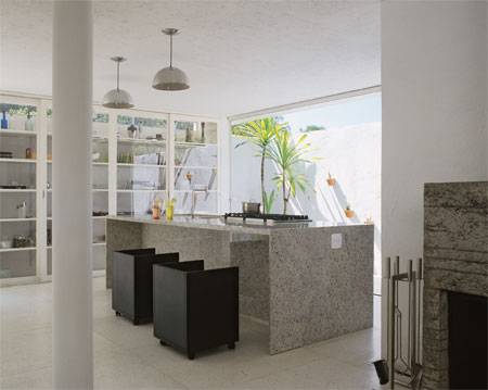 16 m&sup2;: As salas de estar e jantar somam com a cozinha um v&atilde;o &uacute;nico de 8 x 9 m. Em minha casa anterior, eu ficava sozinho preparando os pratos. Aqui fiz quest&atilde;o de integra&ccedil;&atilde;o, diz o arquiteto Frederico Zanelato, de Mogi das Cruzes, SP. Para n&atilde;o gastar muito com a obra, ele tirou partido de materiais simples. Exemplo disso s&atilde;o os caixilhos de ferro dos arm&aacute;rios. Estes se estendem pelas &aacute;reas de preparo e refei&ccedil;&otilde;es e t&ecirc;m prateleiras de MDF revestidas de laminado melam&iacute;nico, sustentadas por m&atilde;os-francesas. O estudo da ventila&ccedil;&atilde;o natural dispensou a instala&ccedil;&atilde;o de coifa sobre o fog&atilde;o embutido na ilha de granito, literalmente o centro das aten&ccedil;&otilde;es.