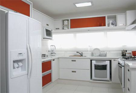 10 m&sup2;: Claridade era essencial, j&aacute; que o ambiente em Santo Andr&eacute;, SP, tem medidas enxutas. Por isso a presen&ccedil;a do branco nos arm&aacute;rios de MDF revestidos de laminado, na bancada de m&aacute;rmore reconstitu&iacute;do e no piso de porcelanato. Embora a op&ccedil;&atilde;o tenha de fato ampliado visualmente a &aacute;rea compacta, desagradou ao propriet&aacute;rio, que achou o conjunto sem vida. Com o projeto do mobili&aacute;rio j&aacute; em execu&ccedil;&atilde;o, deu tempo de substituir algumas das portas por acrilato colorido. O laranja pontual alegra o espa&ccedil;o e faz toda a diferen&ccedil;a, afirma o morador, que com a mulher encomendou a proposta &agrave;s arquitetas Alessandra Ceceli e Elizabeth Braido.