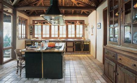 27 m&sup2;: Sonho do morador franc&ecirc;s, o espa&ccedil;o gourmet foi projetado junto &agrave; &aacute;rea de lazer nesta casa litor&acirc;nea. Ele adora cozinhar observando a paisagem, conta a arquiteta Nuria Roso, s&oacute;cia de Lindamar Elias, ambas de S&atilde;o Paulo. Da Fran&ccedil;a vieram o fog&atilde;o, com forno a lenha, e a coifa. Os demais materiais s&atilde;o bem brasileiros: estrutura de eucalipto reflorestado, coberta com pia&ccedil;ava, e caixilhos de pinho-de-riga. No piso, tijolos de demoli&ccedil;&atilde;o protegidos com resina de silicone rodeiam um tapete de cer&acirc;mica. Anteparo para o vento que apagava as chamas, a placa de vidro comum de 20 mm de espessura delimita as &aacute;reas de preparo e de degusta&ccedil;&atilde;o na bancada de 1,14 x 2,60 m.