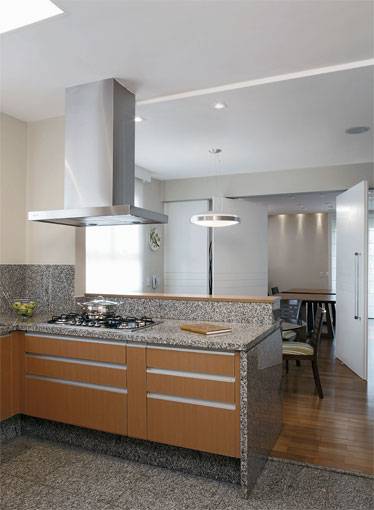 24 m&sup2;: Ora com copa, ora integrada. Neste projeto em S&atilde;o Paulo, flexibilidade &eacute; a pedida. Pensando no uso cotidiano e nas ocasi&otilde;es especiais, as arquitetas Ana Claudia Marinho Rodrigues e Simone Bigotto demoliram a parede que separava a antiga sala de almo&ccedil;o da cozinha e dispuseram portas pivotantes entre este ambiente agora &uacute;nico e o estar. A copa tornou-se um curinga: atende &agrave;s refei&ccedil;&otilde;es di&aacute;rias e serve de apoio, fazendo as vezes de buf&ecirc; ou fornecendo assentos extras quando h&aacute; convidados. Basta abrir as portas para promover a total integra&ccedil;&atilde;o, explica Simone.