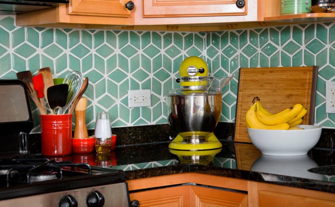 cozinha-com-pastilhas-losango-azul-Best Home Renovations-James Jordan Photography