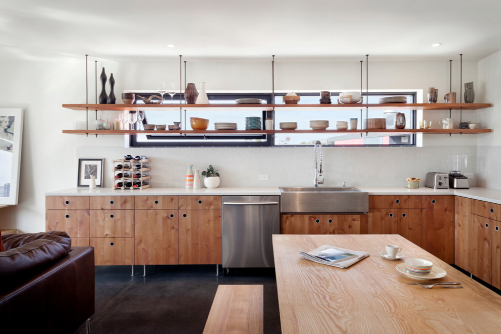 cozinha-com-prateleiras-suspensas-em-frente-a-janela-Sundberg Kennedy Ly-Au Young Architects