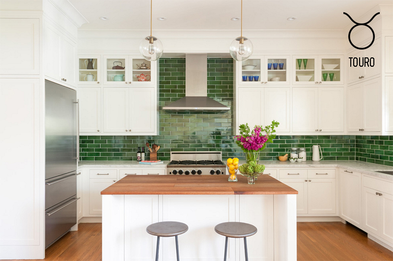 cozinha-de-touro-branca-com-tijolos-verdes-piso-de-madeira-por-nystrom-design