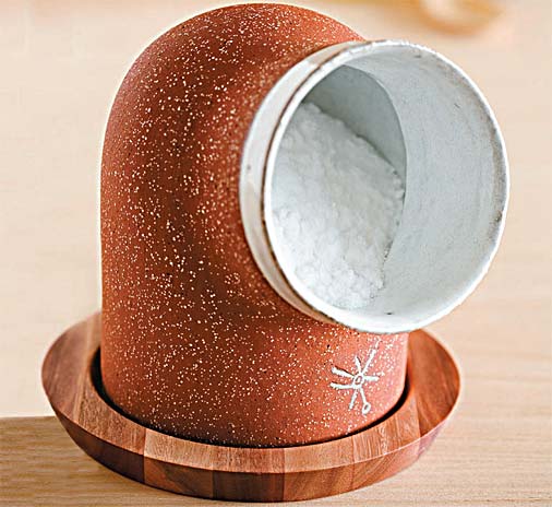 O sal de cozinha fica soltinho e livre de umidade neste saleiro de cerâmica sem tampa. É fácil de manusear graças à boca larga, de 12,5 cm. Apoiado em base de eucalipto reflorestado com tratamento antibacteriano, tem capacidade para 1 kg. Por R$ 148, na Casa e Canela (11 3815-5400).