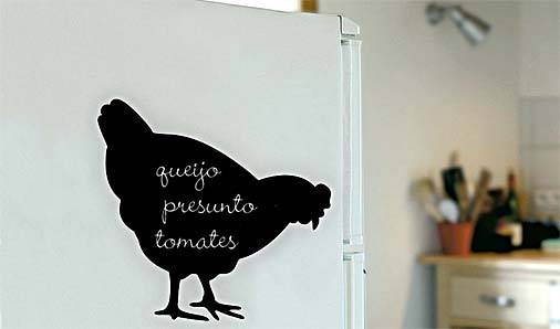 Na onda dos adesivos, a novidade agora s&atilde;o os modelos que servem de suporte para escrever. A cole&ccedil;&atilde;o vem da Fran&ccedil;a e tem formatos de galinha, elefante, gato e folhas. Os de parede variam de R$ 144 a R$ 360. O kit com quatro adesivos para etiquetar utens&iacute;lios sai por R$ 85. Na Coisas da Doris (11 3083-1962).