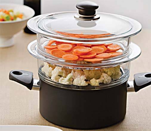 Com a panela italiana Cuocivapore, da Ballarina, cozinha-se mais de um tipo de alimento ao mesmo tempo no vapor. As pe&ccedil;as de vidro s&atilde;o furadas na base e encaixadas sobre uma base de alum&iacute;nio antiaderente, com al&ccedil;as de silicone. Custa R$ 479,90, na Villa Cucina (11 5181-5961).