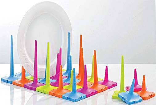 O escorredor Auger, da Silla, se adapta a qualquer tamanho de bancada. O kit (colorido ou na vers&atilde;o em preto, branco e cinza) vem com 32 m&oacute;dulos de 6 x 6 cm, em sistema de encaixe macho e f&ecirc;mea. Os pinos t&ecirc;m quatro alturas diferentes para acomodar pratos, copos e travessas. Por R$ 90, na Gift Express (11 5579-7034).