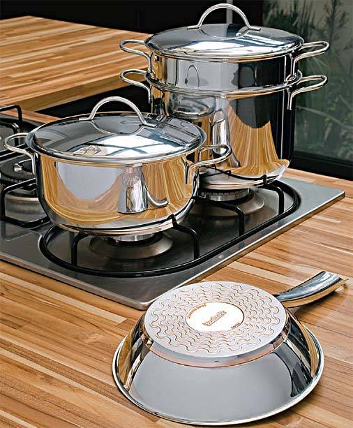 O segredo das panelas Inox Cobre, da Rochedo, est&aacute; na base das pe&ccedil;as: um disco difusor de cobre, entre duas camadas de alum&iacute;nio e duas de inox, conduz o calor de forma uniforme &agrave; panela, encurtando o tempo de preparo dos alimentos. O conjunto de cinco pe&ccedil;as sai por R$ 259. &Agrave; venda na Camicado.