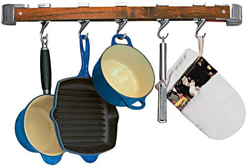 O Rack P2, da Czan, organiza as pe&ccedil;as de culin&aacute;ria perto do fog&atilde;o. De imbuia e cantoneiras de alum&iacute;nio, vem com ganchos deslizantes, que mudam de posi&ccedil;&atilde;o de acordo com o tamanho dos utens&iacute;lios pendurados. Dispon&iacute;vel nos comprimentos: 60 cm, 90 cm, 1,20 m e 1,50 m. O menor custa R$ 195, na Real Wood (54 3286-7002). H&aacute; tamb&eacute;m modelos para fog&otilde;es de ilha.