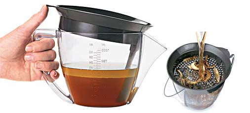 Esta jarra da Cuisipro elimina a gordura de caldos e molhos. Ao despejá-los no recipiente, a peneira plástica retém os resíduos sólidos, e a jarra de acrílico, o líquido. Depois de alguns minutos, a gordura se separa do caldo magro, que é conduzido novamente ao prato por um cano interno. Com capacidade para 1 litro, custa R$ 57,90, na All Kitchens (61 3445-2424).