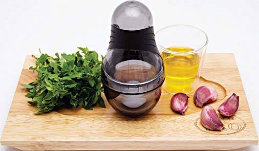Criado pelo chef ingl&ecirc;s Jamie Oliver, o Flavour Shaker libera todo o sabor e perfume da mistura de especiarias, ervas, alho e azeite. Ao ser sacudida, a bola de cer&acirc;mica interna esmaga os ingredientes no recipiente. Na Pepper (11 3073-0333), por R$ 144,80.