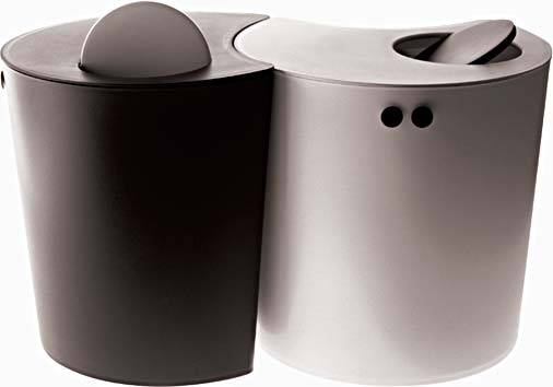 Com design atraente, criado por alunos da universidade ga&uacute;cha Unisinos, a lixeira dupla Romeu & Julieta foi pensada para separar o lixo seco do org&acirc;nico. Fabricada pela Coza com pl&aacute;stico reciclado, as pe&ccedil;as s&atilde;o leves e f&aacute;ceis de transportar devido a uma al&ccedil;a interna. H&aacute; op&ccedil;&otilde;es para a pia (2,5 litros, R$ 30) e para o piso (20 litros, R$ 68).