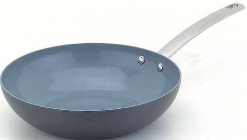 Gra&ccedil;as &agrave; cobertura cer&acirc;mica Thermolon, esta frigideira permite cozinhar sem gordura nenhuma. O antiaderente aguenta at&eacute; 450 &deg;C e n&atilde;o libera subst&acirc;ncias t&oacute;xicas quando superaquecido. Da belga GreenPan, empresa reconhecida pelos m&eacute;todos de produ&ccedil;&atilde;o que n&atilde;o agridem o meio ambiente, tem o pre&ccedil;o sugerido de R$ 278 (28 cm de di&acirc;metro). A M. Cassab (11 2162-7819) informa onde comprar.