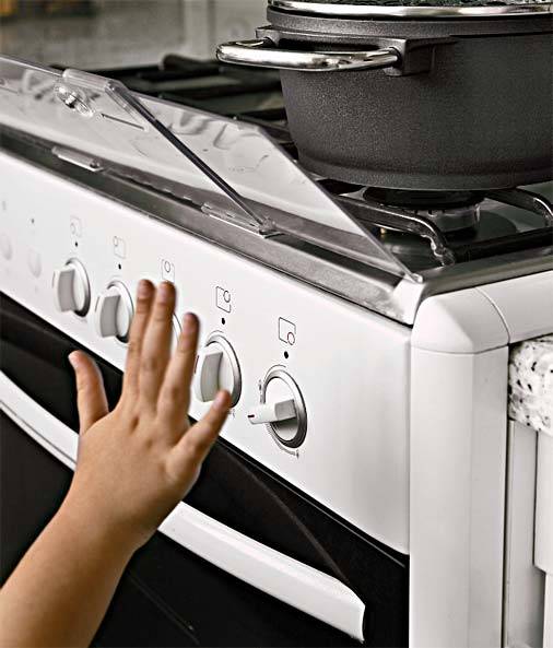 Para assegurar que as m&atilde;ozinhas dos pequenos n&atilde;o alcancem panelas e chamas, esta placa de acr&iacute;lico resistente cria uma barreira no fog&atilde;o sem atrapalhar o preparo dos alimentos. Fixado por tr&ecirc;s fitas dupla face, o anteparo de 96 cm da Dream Baby pode ser adaptado a aparelhos de quatro a seis bocas. Custa R$ 99, na Leroy Merlin (11 3732-0800).