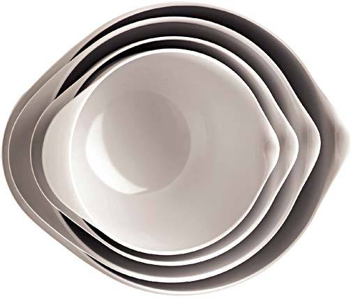 As vasilhas Margrethe, criadas em 1950 pelos dinamarqueses Acton Bj&oslash;rn e Sigvard Bernadotte, se tornaram &iacute;cones do design. De pl&aacute;stico t&eacute;rmico resistente a temperaturas de at&eacute; 180 &ordm;C, elas t&ecirc;m formato anat&ocirc;mico, anel de borracha na base e bico dosador. Dispon&iacute;veis em quatro cores e tamanhos de 750 ml a 3 litros. Cada pe&ccedil;a custa a partir de R$ 26,90, na Tool Box (61 3233-0344).