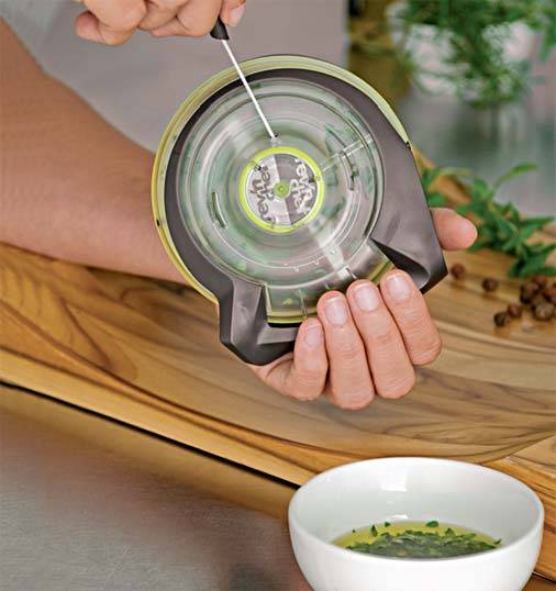 Triturar, moer, picar. Voc&ecirc; faz tudo isso com um simples pux&atilde;o de corda no processador manual de ervas e alho da americana Chef n. Cada fun&ccedil;&atilde;o &eacute; determinada pela intensidade do movimento. Para descascar o alho, basta trocar a l&acirc;mina de a&ccedil;o pela de pl&aacute;stico, que acompanha o aparelho. Por R$ 115, na Glosh (11 3081-2847).