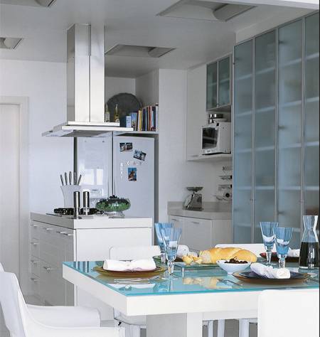 A cozinha se abre para o living e recebe a luz do terra&ccedil;o.
