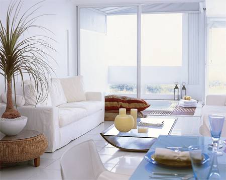 Para garantir ainda mais luminosidade - branco - no piso e nas paredes, e tamb&eacute;m do vidro, que d&aacute; transpar&ecirc;ncia aos arm&aacute;rios planejados e cobre a mesa, com base de madeira, que separa os dois ambientes.