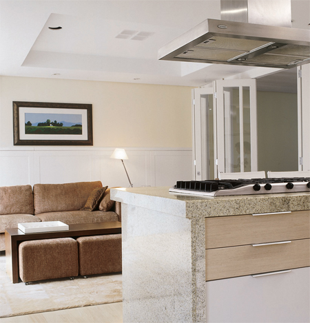 Os arquitetos do escritório Edgar Casagranda criaram uma bancada de granito branco polar com cooktop e cuba, que delimita e ao mesmo tempo une os dois ambientes.