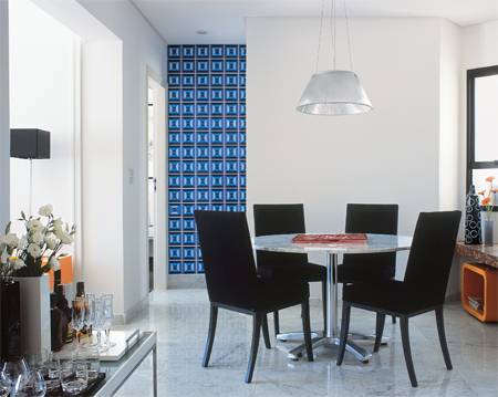 Materiais nobres, como o piso de m&aacute;rmore carrara, e pe&ccedil;as assinadas fazem parte da receita para transformar uma &aacute;rea de 84 m2 no espa&ccedil;o sob medida para um homem solteiro.