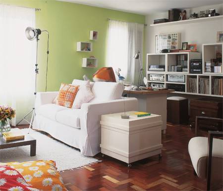 A transi&ccedil;&atilde;o para a sala, sem nenhum tipo divis&oacute;ria, &eacute; feita por uma faixa de cimento queimado.