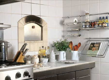 A bancada de m&aacute;rmore e os acess&oacute;rios de inox exp&otilde;em os apetrechos e ingredientes mais usados  e sem nenhuma bagun&ccedil;a.