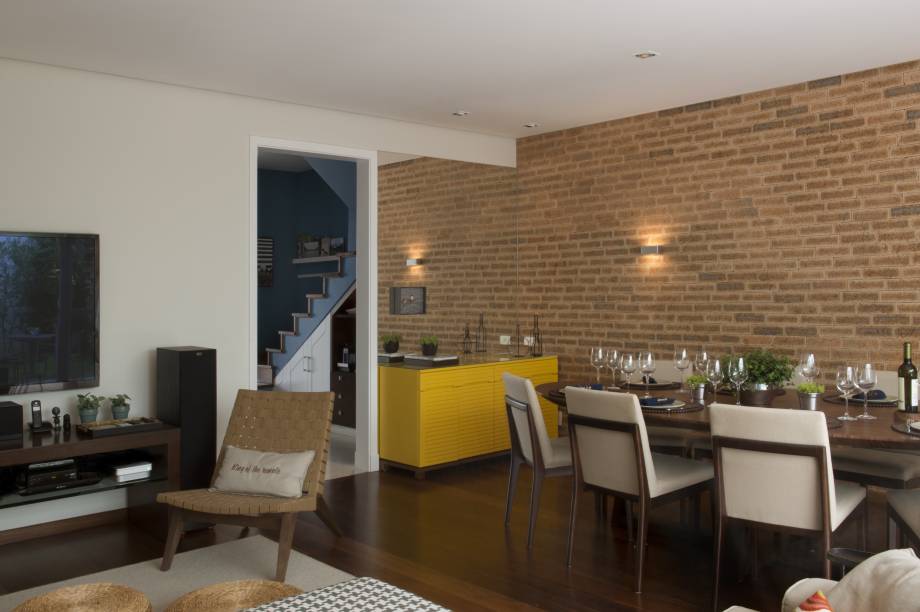 Nesta casa em São Paulo (SP), os tijolos inglês da Palimanan foram colocados na sala de jantar. O material dialoga com a pintura acrílica e o espelho no espaço de 5 x 6,5 m. O projeto é assinado pela arquiteta Cristina Lembi.