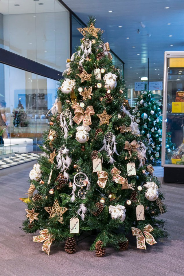 40 árvores de Natal decoradas por arquitetos e designers consagrados   Árvores de natal decoradas, Decoração de arvore de natal, Arvore de natal