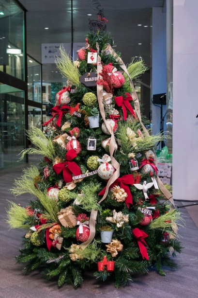 40 árvores de Natal decoradas por arquitetos e designers consagrados   Árvores de natal decoradas, Decoração de arvore de natal, Arvore de natal