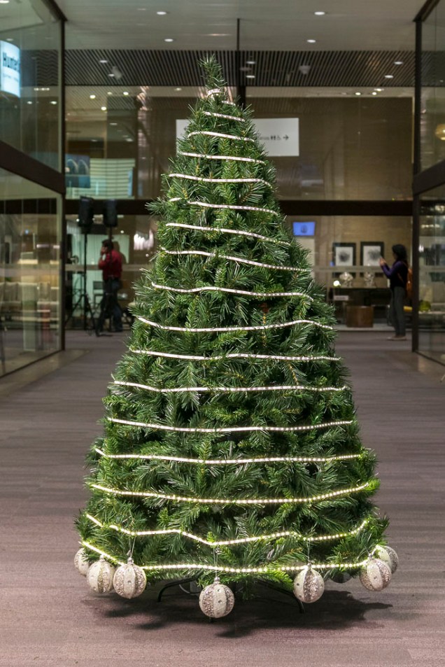 40 árvores de Natal decoradas por arquitetos e designers consagrados   Árvores de natal decoradas, Decoração de arvore de natal, Arvore de natal