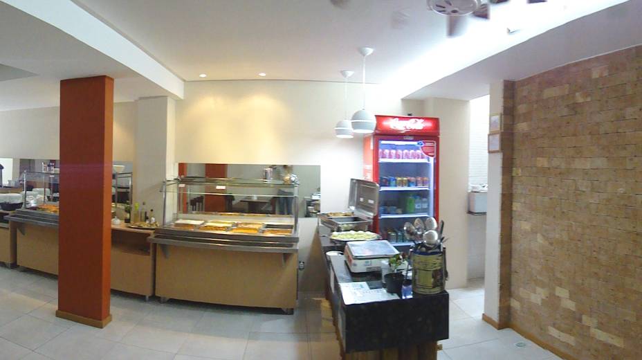 O tijolinho aparente na parede de fundo deste restaurante em Salvador (BA) foi utilizado por ser artesanal e ser um bom isolante térmico. Eles foram colocados com junta seca e apoiados diretamente um sobre o outro, recebendo argamassa somente na parte de trás. A arquiteta Daiane Guerreiro, responsável pelo projeto, optou pelos itens com acabamento natural, apenas usando uma camada de um produto hidrofugante.