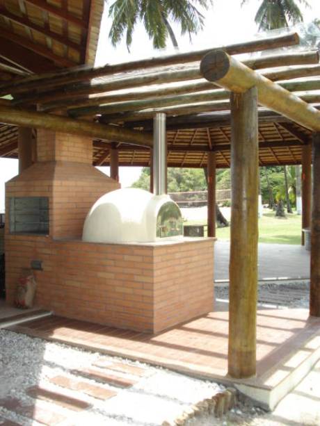 Para integrar-se à paisagem local da praia de Inema, este quiosque na base naval da Aratu, em Salvador (BA), foi feito com materiais rústicos. Um deles é cerâmica (24 x 6 cm), que imita tijolos. Policarbonato compacto (semelhante a um vidro), luminárias em cerâmica, porcelanatos e telhas em madeira completam o espaço de 117 m². O projeto é da arquiteta e urbanista Daiane Guerreiro.