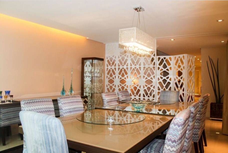 A sala de jantar desta casa em Santo André (SP) foi elaborada a partir da mesa escolhida pela cliente. “Para tornar o espaço mais acolhedor, foi colocado um painel de madeira dividindo o ambiente”, conta a designer de interiores Danielle Maestrelo, que assina o projeto.