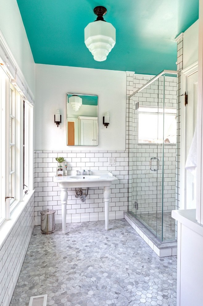 banheiro-com-teto-azul-turquesa-por-Dave-Fox
