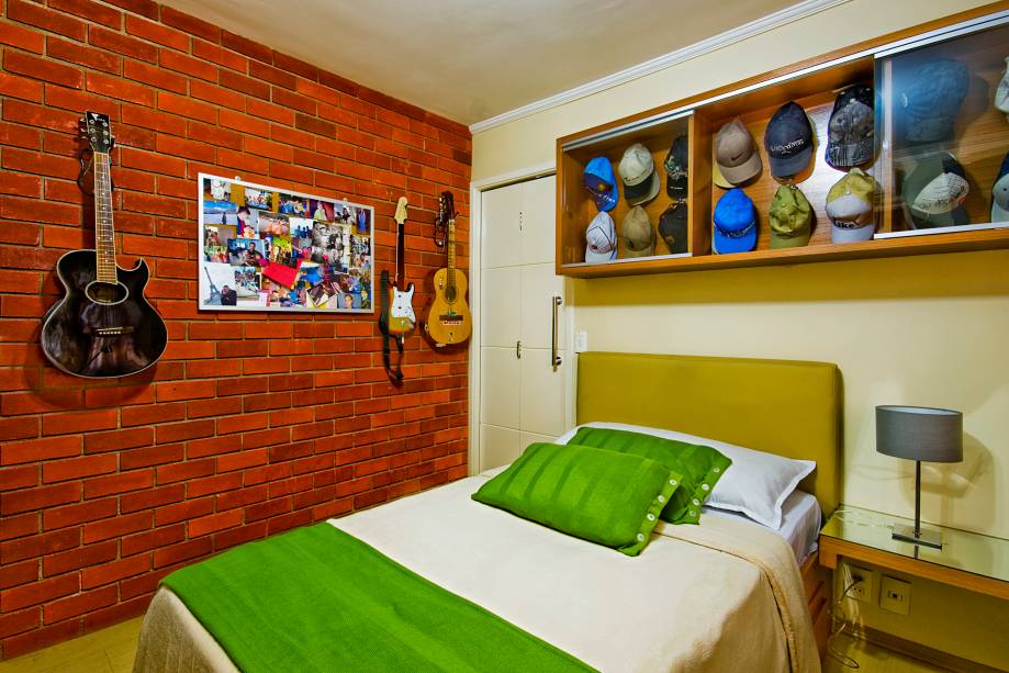 Os tijolos receberam verniz incolor para evitar o acúmulo de poeira no ambiente deste apartamento em São Paulo (SP). A parede de tijolos, o piso laminado de madeira e a cabeceira em couro remetem ao cenário rústico encontrado em pubs undergrounds e tabernas europeias. O espaço tem 3,20 x 3,40 m e foi projetado pela arquiteta Débora Durigon.
