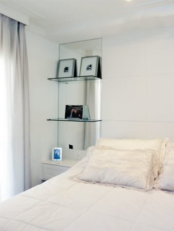 Todo o trabalho de madeira e laca foi executado pela Marcenaria 4 Irm&atilde;os. O ...