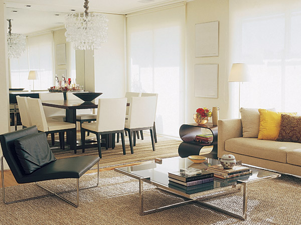 A arquiteta Paula Magnani combinou os tapetes das salas de estar e jantar usa...