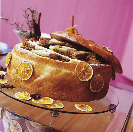 Minisanduíches acomodados dentro de um pão gigante.