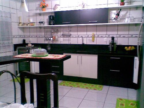 Susu, parabéns pela cozinha! O design está leve e adequado. Um dia, quando poder, troque seu rejunte por um de cor branca, sua cozinha parecerá maior e o negro dos armários estará realçado.