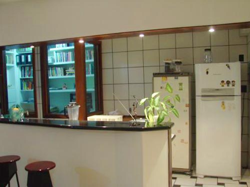 Judson, sua foto não mostra muito, mas esta composição de cozinha com escritório esta muito interessante. Gostei. Um armário superior ao freezer e geladeira com acabamento amadeirado complementaria a composição deste conjunto.