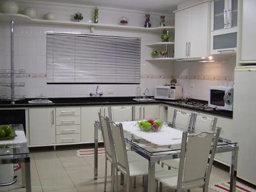 Ale, esta ótima! Claro e leve! Objetos decorativos certos em lugares certos. Mas ainda vai uma boa sugestão. Levante seus microondas e forno elétrico em prateleiras, vai liberar as bancadas ao lado do fogão.