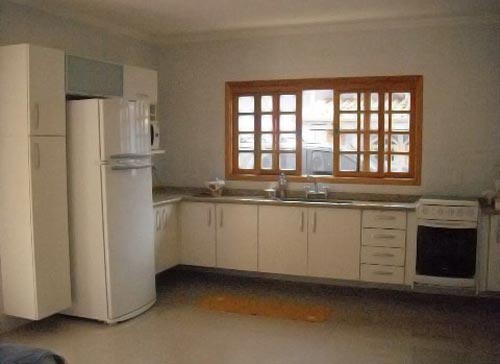 Carla, sem duvida nenhuma, coloque já esta cortina. Um varão de alumínio ou inox com uma cortina a meia altura da janela ficara bom. Cadê a coifa?