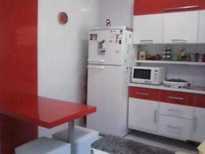 Leca, já que você pediu algum palpite, aqui vai: coloque um armário superior à sua geladeira com porta de alumínio e vidro.