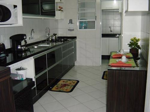Juniana, realmente os moveis da sua cozinha estão com ótimo design! Mas não misture tapetes florais. Sua cozinha é sofisticada e merece objetos, acessórios decorativos compatíveis com isto. Desenhos geométricos cairiam melhor ali.
